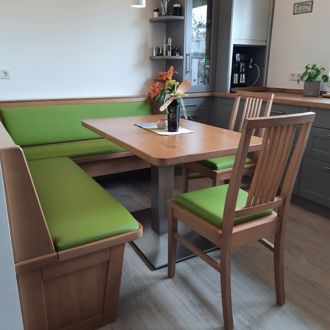 1_Landhausküche_Eckbank_Esstisch_Esszimmer_Stühle_Massivholz_Eiche_Schreinerei_Wagner_Gustenfelden650x650.jpg